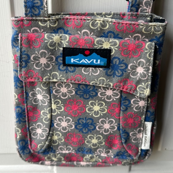 Kavu Canvas Small crossbody. Flower Print. Limited Edition. - Picture 3 of 14